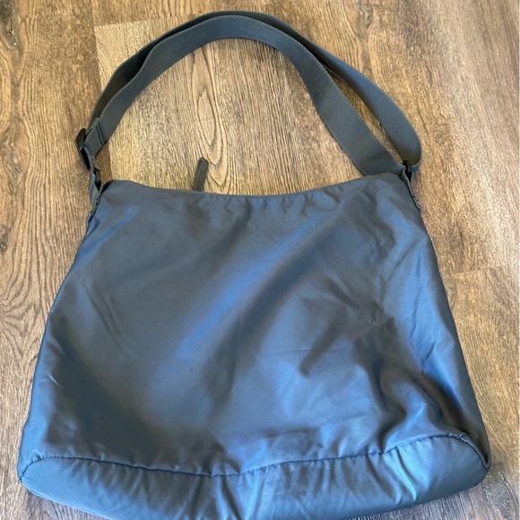 Ladie’s Puma Nylon Large Shoulder Bag - Picture 4 of 9